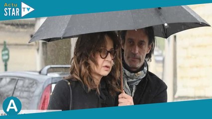 Obsèques d'Hervé Témime : son ex Valérie Lemercier apparaît bouleversée à la cérémonie