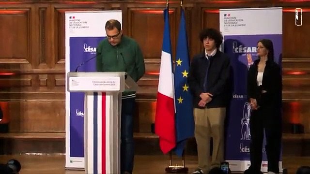 Le réalisateur Dominik Moll, qui a triomphé aux César avec La nuit du12 s'en prend violemment à Emmanuel Macron devant Pap Ndiaye qui reste impassible