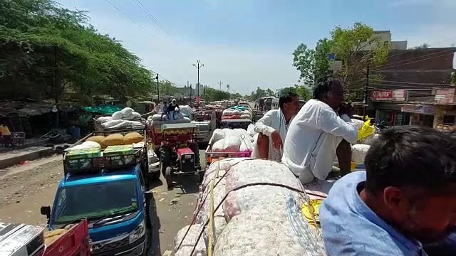 प्रचंड गर्मी में आदर्श मंडी में किसानों को पीने के लिए पानी ओर बैठने के लिए छाया तक नसीब नहीं