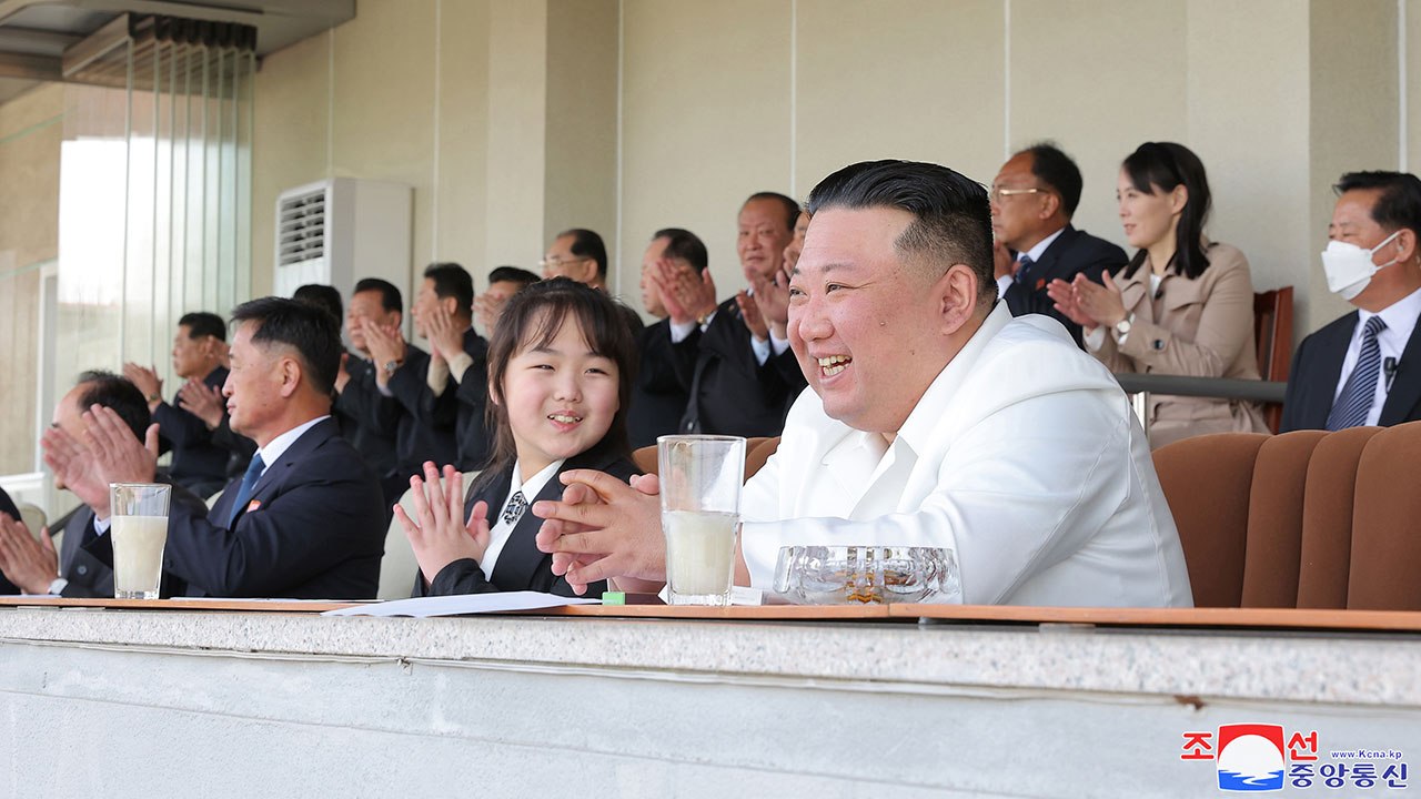 北 김정은, 태양절 맞아 체육경기 관람...딸 주애 동행 / YTN