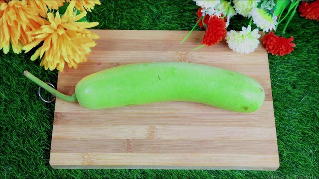 लौकी का गूदा से टेस्टी मसालेदार सब्जी और इसके छिलके से स्वादिस्ट कुरकुरे पकोड़ा | lauki recipe