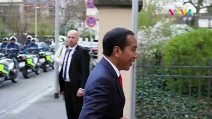 Momen Olaf Scholz Makan Kurma Menunggu Jokowi Selesai Doa