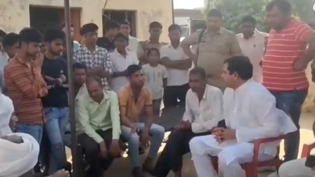 गाजियाबाद: "विशु हत्याकांड",पीड़ित परिवार के घर पहुंचे लोनी विधायक, कहा पुलिस करे एनकाउंटर