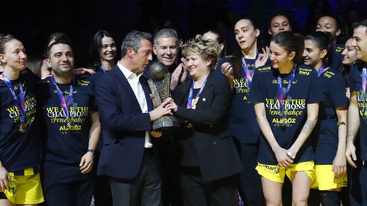 Şampiyon Fenerbahçe Alagöz Holding, kupasını aldı