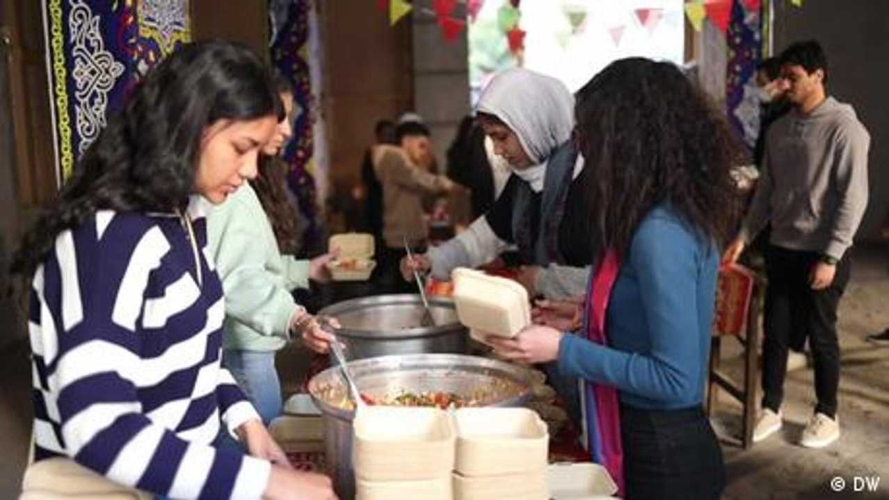 Sharing Ramadan meals in sustainable packaging