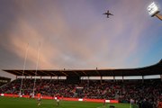 Des parachutistes livrent le ballon avant la rencontre Stade toulousain-Lou rugby