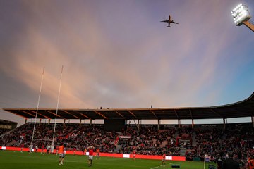 Des parachutistes livrent le ballon avant la rencontre Stade toulousain-Lou rugby