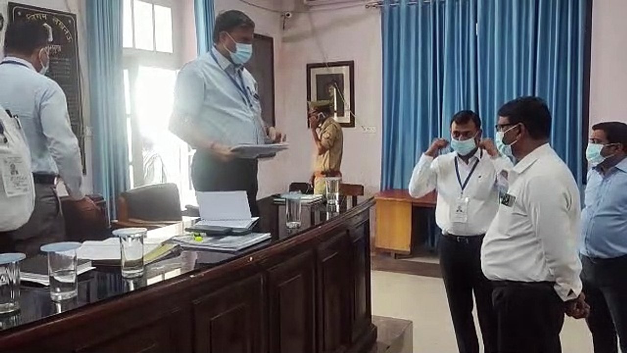 नगर निकाय नामांकन प्रक्रिया के अंतिम दिन व्यवस्थाओं का जायज़ा लेने पहुंचे डीएम लखनऊ एसपी गंगवार