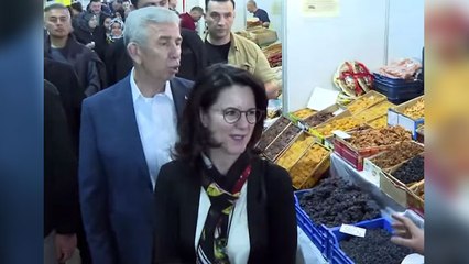 Mansur Yavaş elini öptürmeyince eşi devreye girdi: Yaşlı hissediyormuş, ondan öptürmüyor