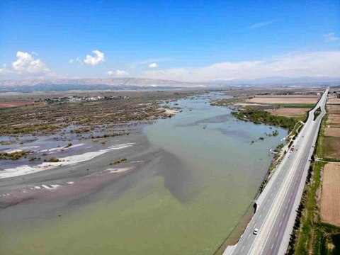 Batman'da baraj suları yükselince ana yol çöktü