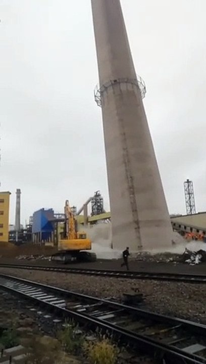 La destruction d'une cheminée a un peu dérapé