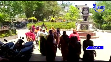 પટેલ ફાર્મ વિસ્તારમાં લોકોને છેલ્લા એક મહિનાથી પાણી ન મળ્યું હોય જેને લઈને વિસ્તારના લોકોએ સિહોર નગરપાલિકાનો ઘેરાવ કર્યો હતો