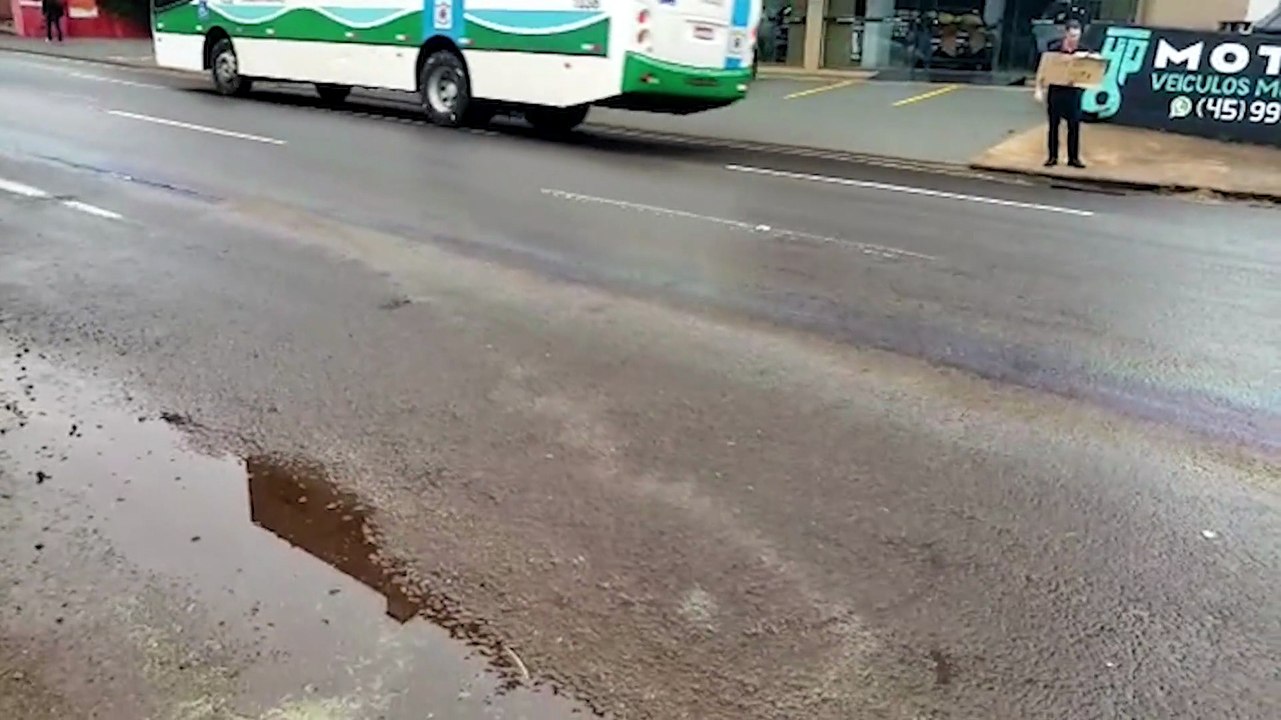 Após vários motociclistas sofrerem quedas, comerciante faz alerta: "Óleo na Pista"