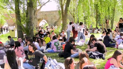 Salamanca se echa a la calle para celebrar un soleado Lunes de Aguas