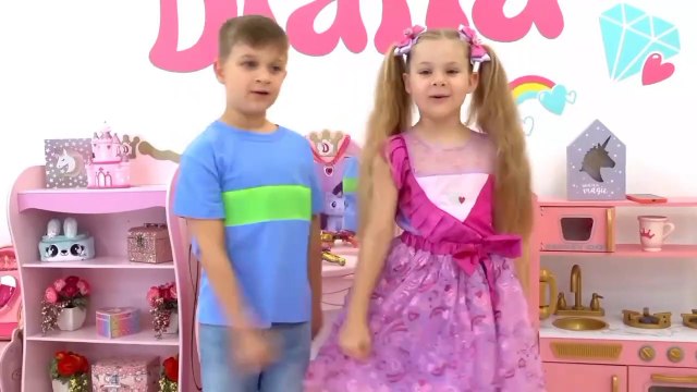 Roma and Diana go to zoo & play with Animals