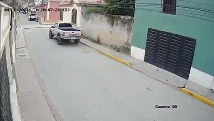 Vídeo: hondureño salió volando tras impactar contra un vehículo En Ocotepeque