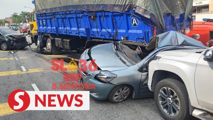 Lorry crashes into eight vehicles in Rawang