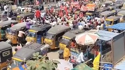 ఆర్మూర్: ఆటో డ్రైవర్ల రాస్తారోకో.. భారీగా ట్రాఫిక్ జామ్..!