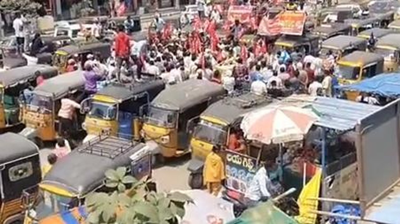 ఆర్మూర్: ఆటో డ్రైవర్ల రాస్తారోకో.. భారీగా ట్రాఫిక్ జామ్..!