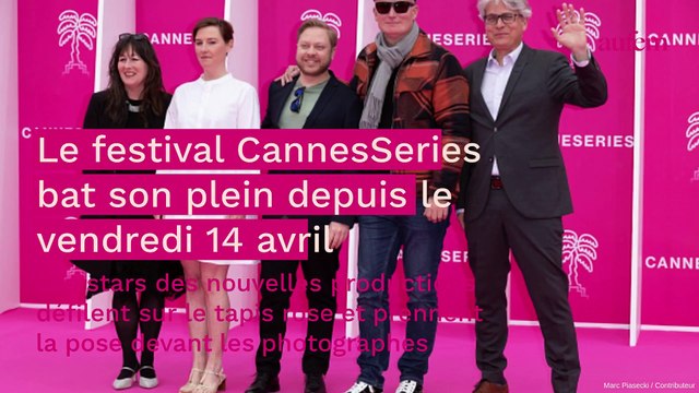 Lucie Lucas pose fièrement au bras de sa grande fille Lilou sur le tapis rouge