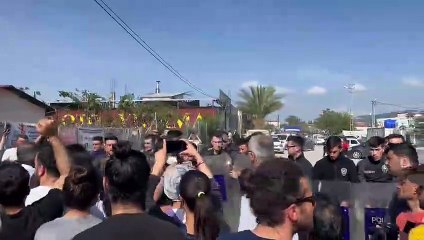 Valiliğe yürümek isteyen depremzedelere polis müdahalesi!