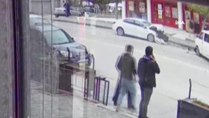 Otomobil park halindeki araca böyle çarptı: 1 yaralı