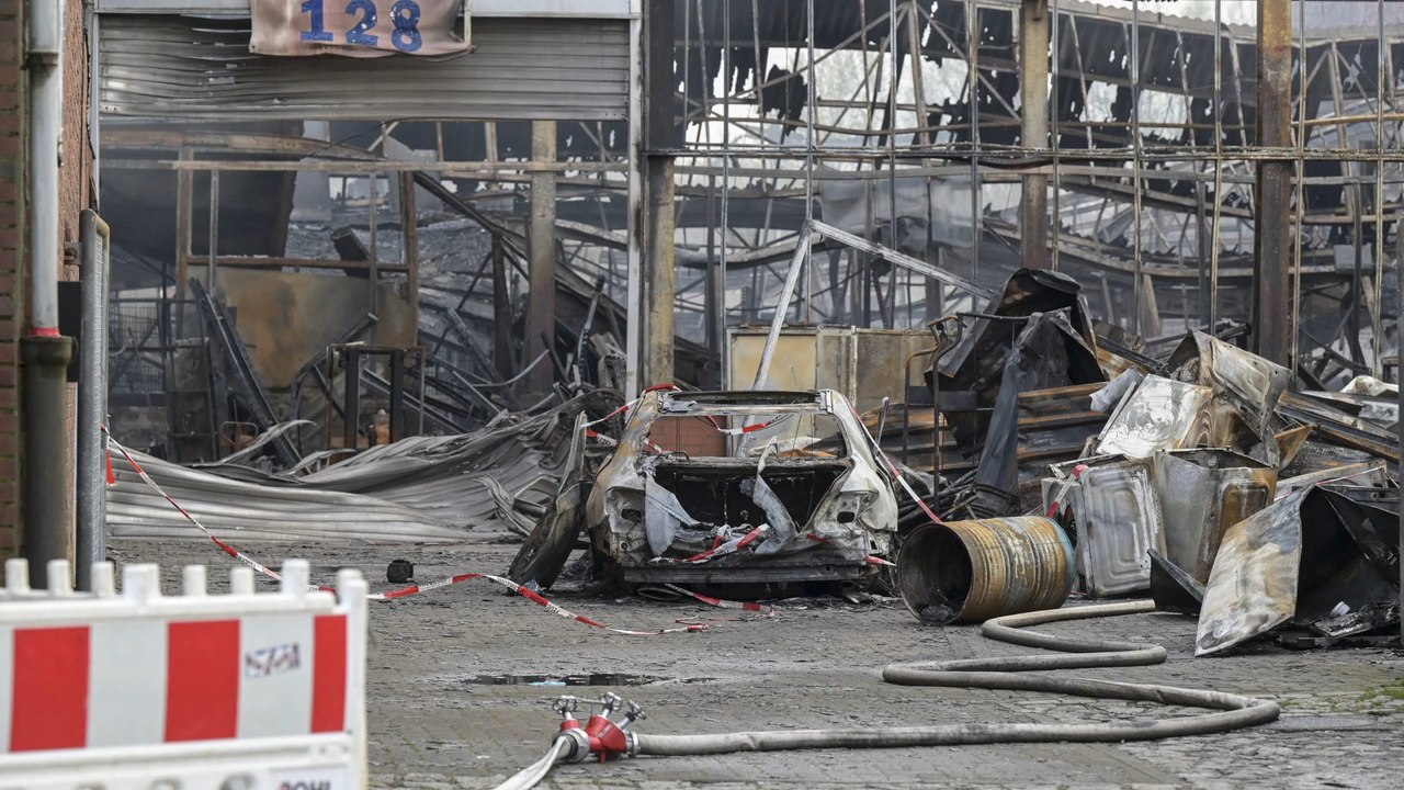 Hamburg: achttägige Löscharbeiten nach Großbrand beendet