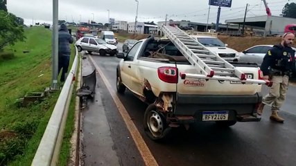 Fiesta e Strada colidem na BR-277 em Cascavel