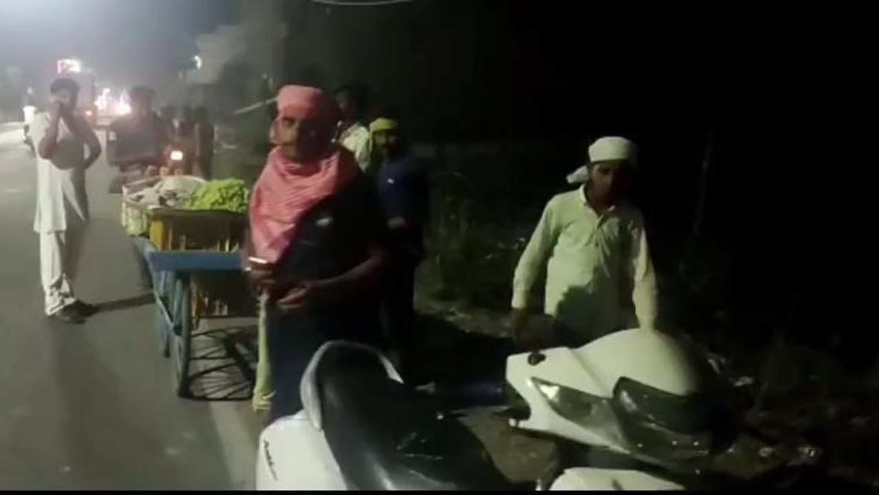 अमेठी: सड़क किनारे गड्ढे में पलटी ट्रैक्टर-ट्राली, हादसे में दो लोग घायल
