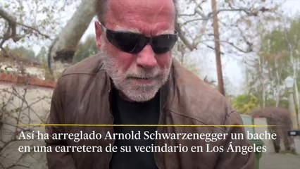 Arnold Schwarzenegger arregla un bache en una carretera de su vecindario en Los Ángeles
