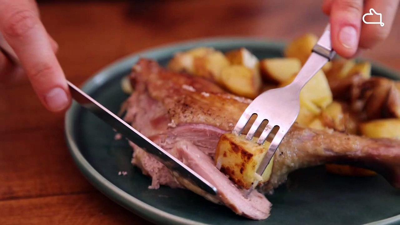 Épatez vos proches avec ces cuisses de canard bien cuites sur leur lit de pommes de terre