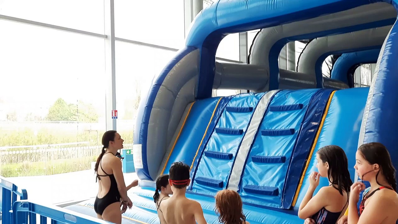 Parcours gonflable centre aquatique Nungesser