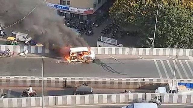 SURAT VIDEO/ बर्निंग कार, सूरत में चलती कार में लगी आग