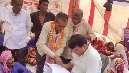 रीवा: आमरण अनशन पर बैठे लोगों ने कलेक्टर के आश्वासन पर किया समाप्त