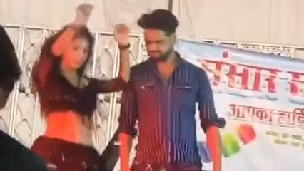 मुरैना: लकी ड्रा के नाम पर मंच से परोसा गया अश्लील डांस, वीडियो वायरल