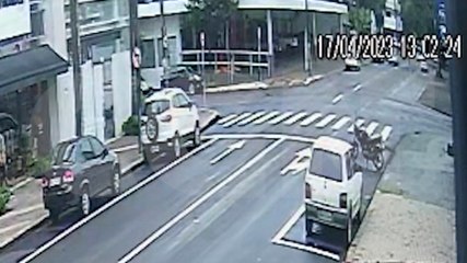 Gol fura preferencial e causa acidente na Rua Paraná