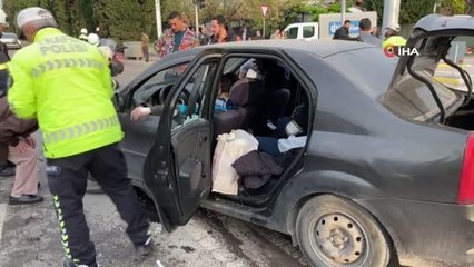 Kocaeli'de iki otomobil çarpıştı, yol trafiğe kapandı: 5 yaralı