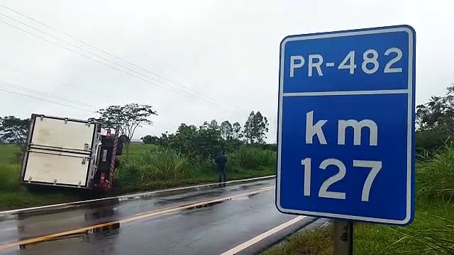 Homem fica ferido após tombamento de caminhão na PR-482, em Maria Helena