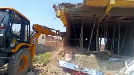 सड़क सीमा में काटे भूखंड, जेडीए ने किए ध्वस्त