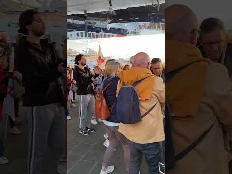 Allocution d’Emmanuel Macron : casseroles à la main, les Marseillais font entendre leur colère