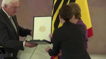 Angela Merkel recibe la Gran Cruz, la más alta orden al mérito en Alemania