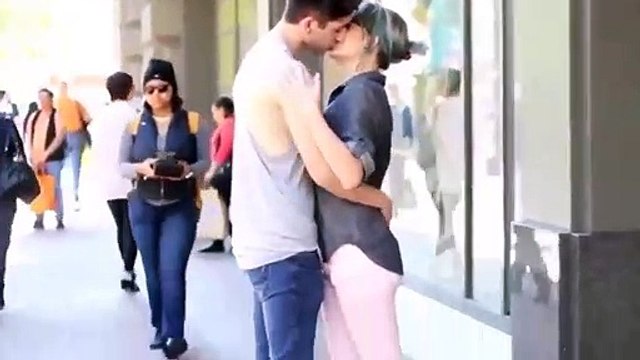 top 5 pegadinhas beijando mulheres gatas -Top 5 Kissing Pranks Of 2015 - Best Kissing Pranks (2)