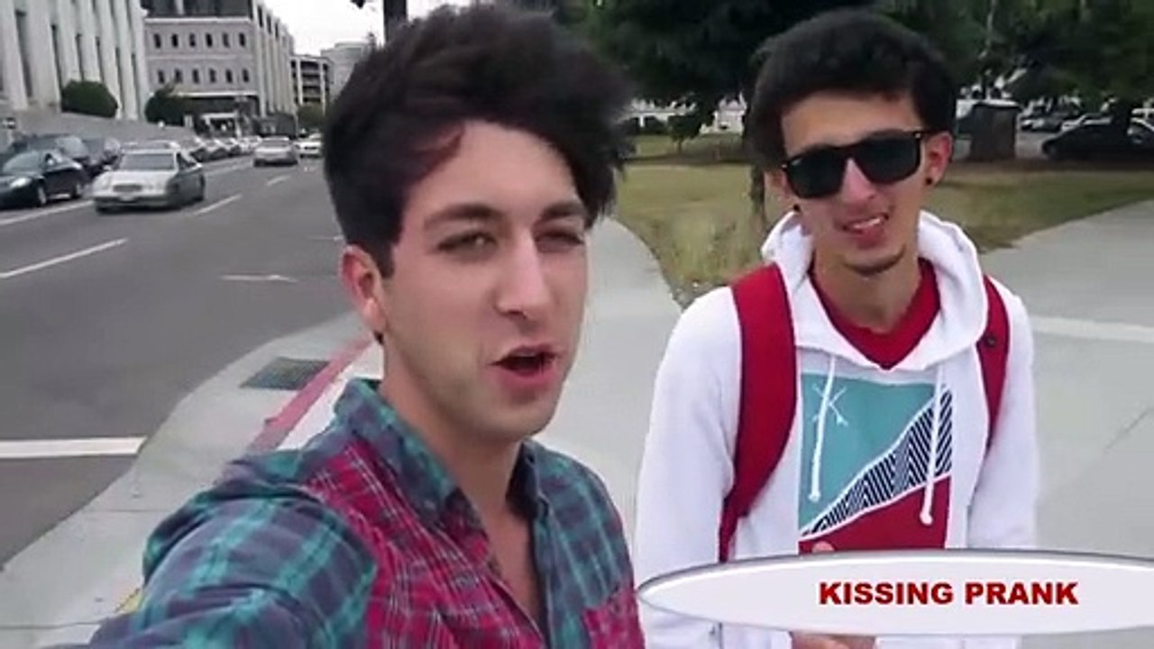 ПРИКОЛЫ 2015 Поцелуй с незнакомками в засос 29 ♥ Страстный поцелуй на спор ♥ KISSING PRANK 2015# 384