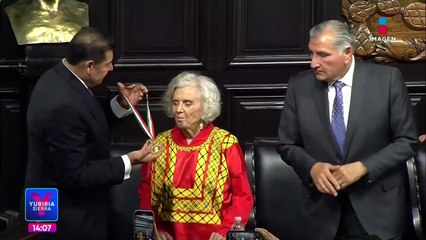 Elena Poniatowska recibe la medalla Belisario Domínguez