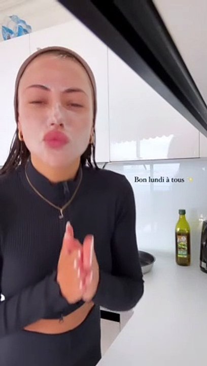 Heureusement, les amoureux ont pu se retrouver après la rencontre et passer la journée ensemble ce lundi 17 avril Lena Guillou est allée voir un match d'Adil Rami à Marseille