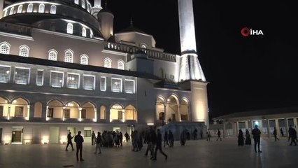Vatandaşlar Kadir Gecesi'nde camilere akın etti