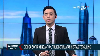 Video herunterladen: Diduga Sopir Mengantuk, Truk Muatan Kertas Terguling di KM 52 Tol Cakung!