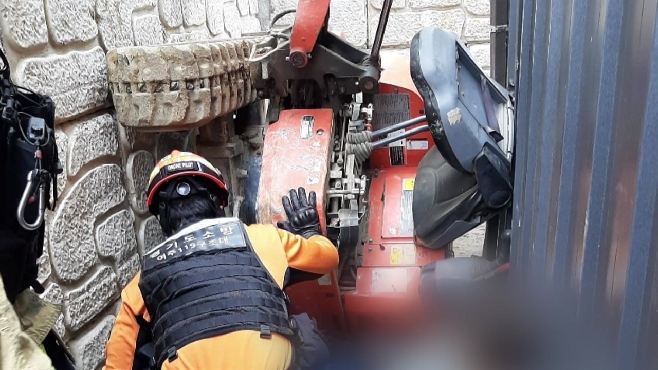 2.5m 옹벽에서 굴착기 추락...작업자 병원 이송 / YTN