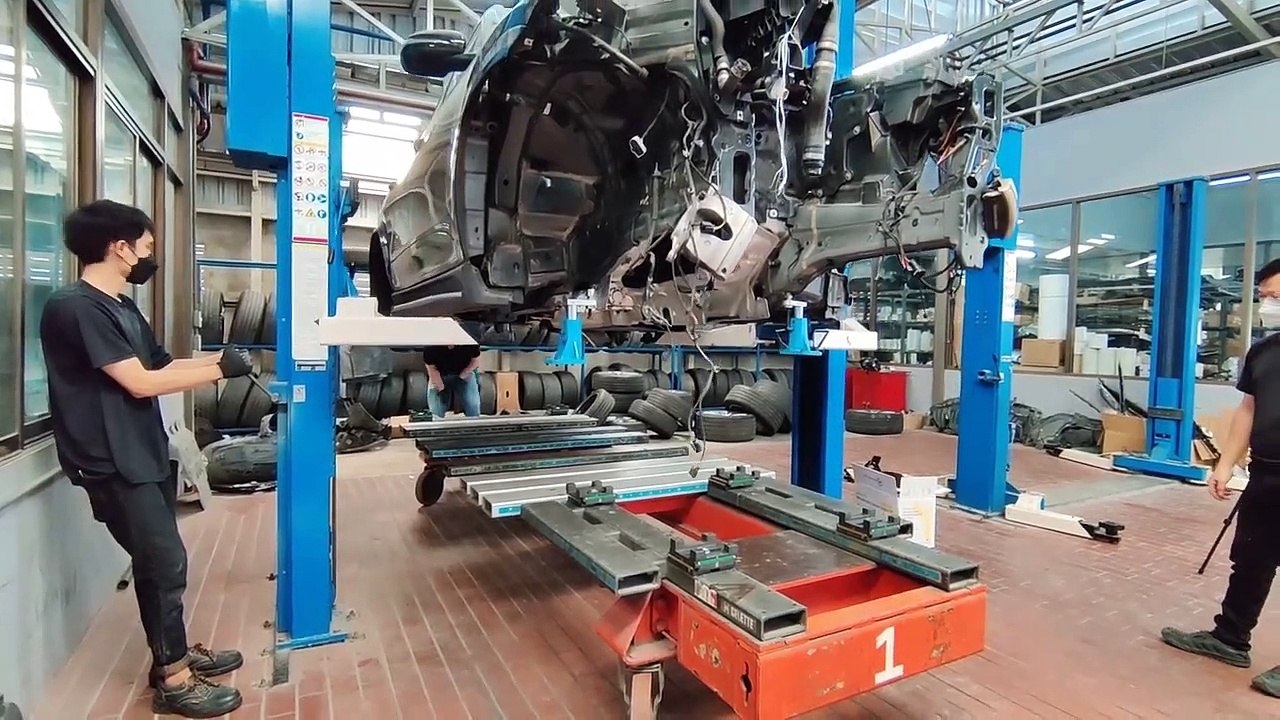 Mercedes Benz GLE 300d strut tower and front rail replacement on Celette bench and universal jigs
