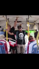 Joven vende cervezas en transporte público